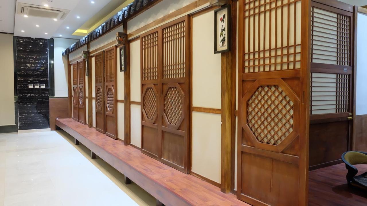 Asian Hotel ドゥクム エクステリア 写真